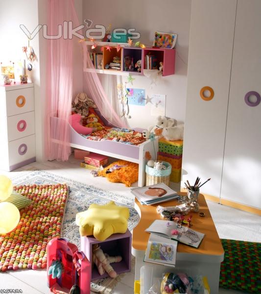 Dormitorio infantil con una bonita cuna