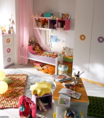 Dormitorio infantil con una bonita cuna