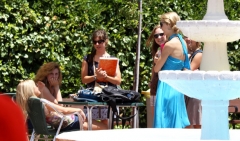 Estudiantes en el patio del edificio prh