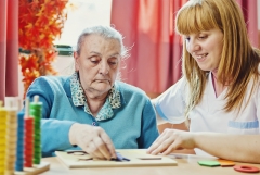 Nuestro equipo de auxiliares de clinica consigue que el residente se encuentre atendido en todas sus
