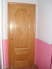 Puerta en madera de castano