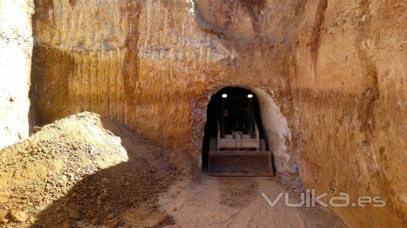 haciendo cueva con mini bobcat