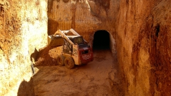 Haciendo cueva con mini bobcat