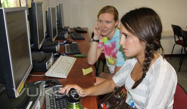 Estudiantes en la sala de ordenadores