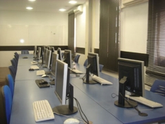 Aula de Sanromán Consultoría y Formación con material informático para alumnos