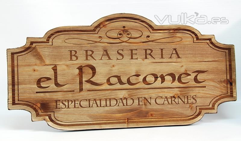 Placa de madera con forma personalizada. Barnizada para darle un aspecto rstico.