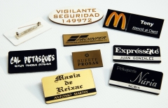 Placas de identificación de personal. Incluyen un imperdible trasero.