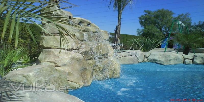 Piscina con paisajismo