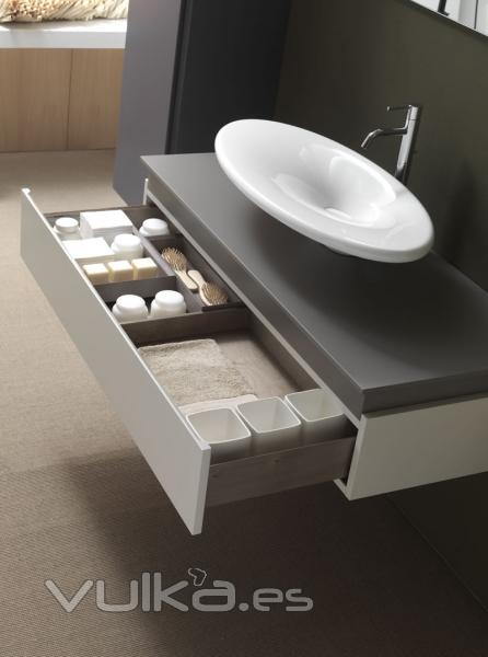 Mueble espectacular de gran capacidad en altura de 20 cm.  Lavabo Kalla firmado Marc Sadler Karol