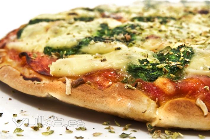 Disfruta de nuestras pizzas en el local o para llevar