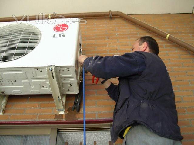 instalacion y reparacion de aire acondicionado, carga de gas refrigerante