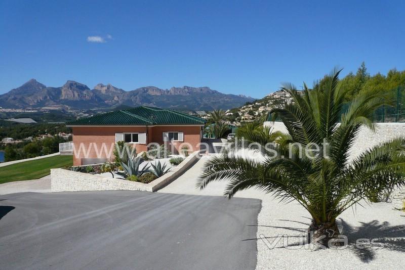 Moderne Villa in Altea an der Costa Blanca mit Helikopterlandeplatz