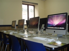 Instalacion de aulas de informatica para cursos de diseno con imac y mac os