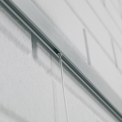 Vista de una guia de pared para colgar cuadros discreta y efectiva no hace falta obra previa