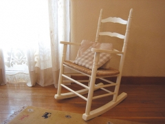 Mecedora colonial lacada, asiento de enea medidas: 58*67*100