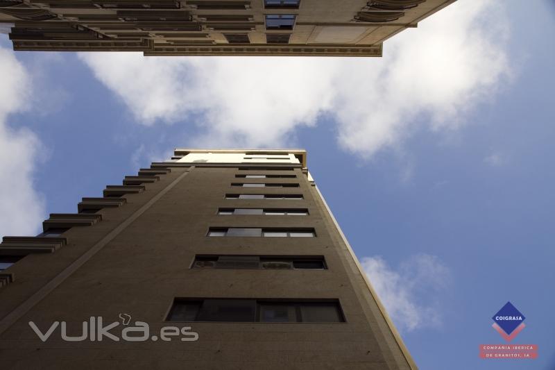 Edificacin en altura con fachada maciza de piedra natural (granito), en Vigo.