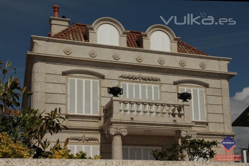 Vivienda unifamiliar de piedra natural con gran elaboracin en detalles de cantera en granito