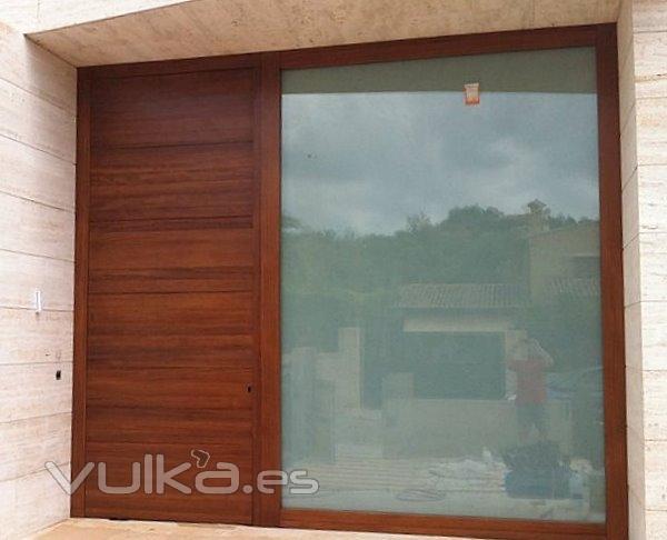 LACADO EXTERIOR AL AGUA SOBRE MADERA DE IROKO. (MAXIMA PROTECCIÓN AL EXTERIOR)