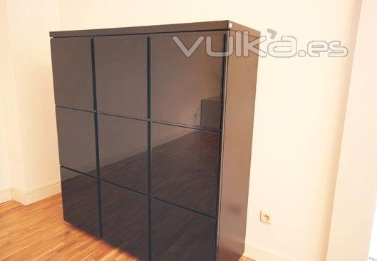 MUEBLE LACADO NEGRO, ALTO BRILLO.