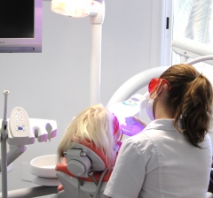 Especialistas en estetica dental, en la foto se muestra la realizacion de un blanqueamiento dental