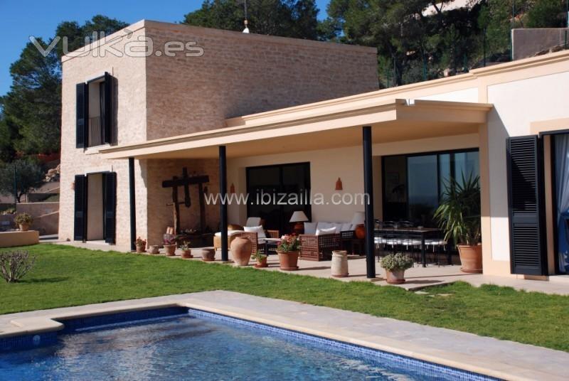 fachada de la especatcualr mansión en codiciada urbanización de Ibiza