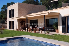 Fachada de la especatcualr mansion en codiciada urbanizacion de ibiza