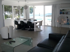 Salon minimalistaacceso a la piscina