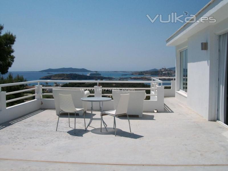 terraza de dormitorio principal con vistas a Dalt Vila y al puerto deportivo