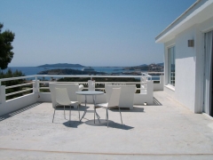 Terraza de dormitorio principal con vistas a dalt vila y al puerto deportivo