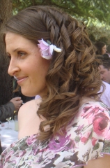 Semirecogido de lado boda y maquillaje