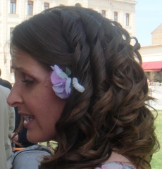Semirecogido de lado boda y maquillaje