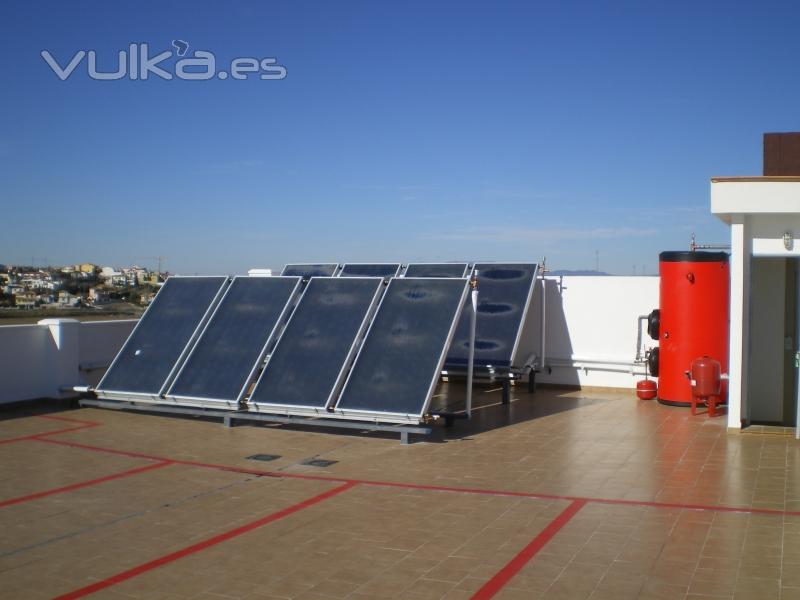 edificio  con placas solares y  solariun independiente cada piso