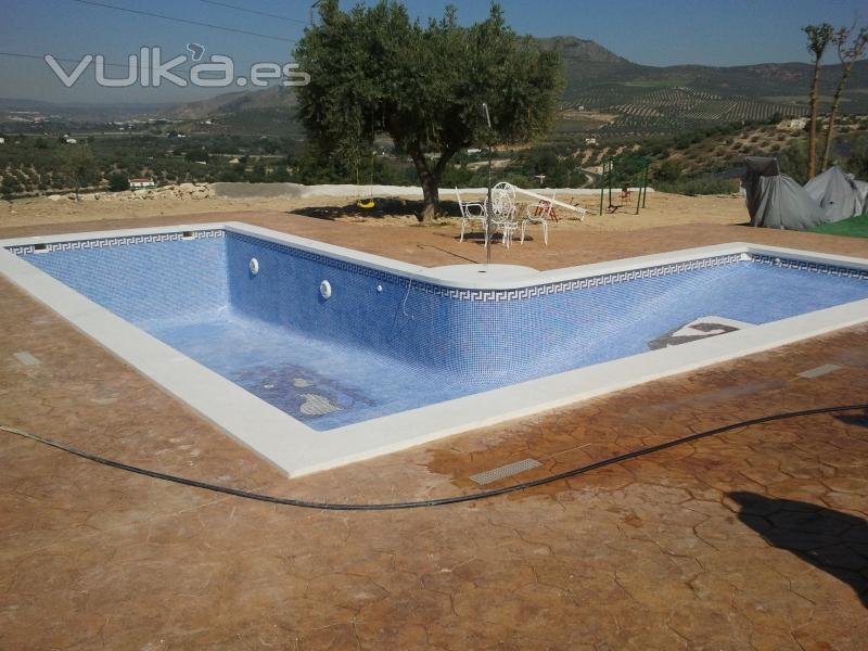 Piscina con rampa de entrada, estilo playa.