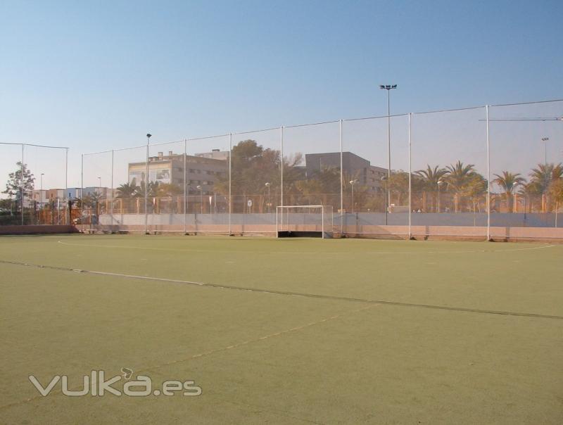 instalacion en un campo de futbol con paragoles y porteras