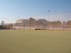 Instalacion en un campo de futbol con paragoles y porterias