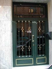 Puerta de portal con salomonicos y laton