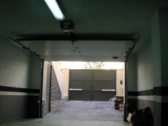 Puerta automática seccional y abatible de dos hojas