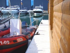 Barco junto al centro