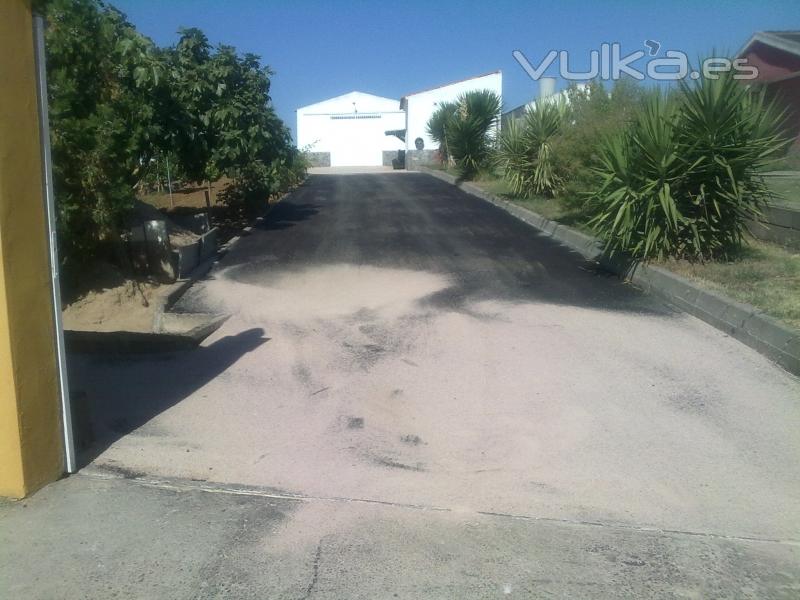 Asfaltado acceso chalet en Urbanización La Atalaya.