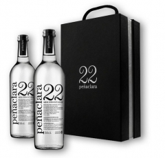 Estuche de carton forrado para 2 botellas de agua el estuche lleva un asa para su transporte