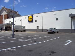 Fachada supermercado y senalizacion de parking