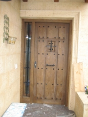 Puerta de entrada madera maciza chorreada con arena