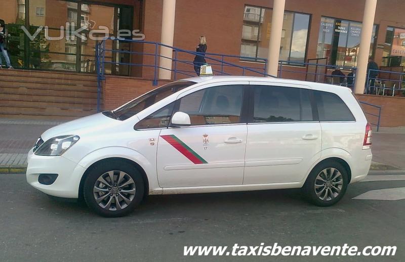 Taxi de Benavente (Zamora) en la Parada de Taxis de la Estación de Autobuses de Benavente