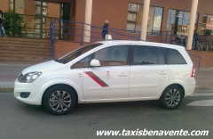 Taxi de benavente (zamora) en la parada de taxis de la estacion de autobuses de benavente