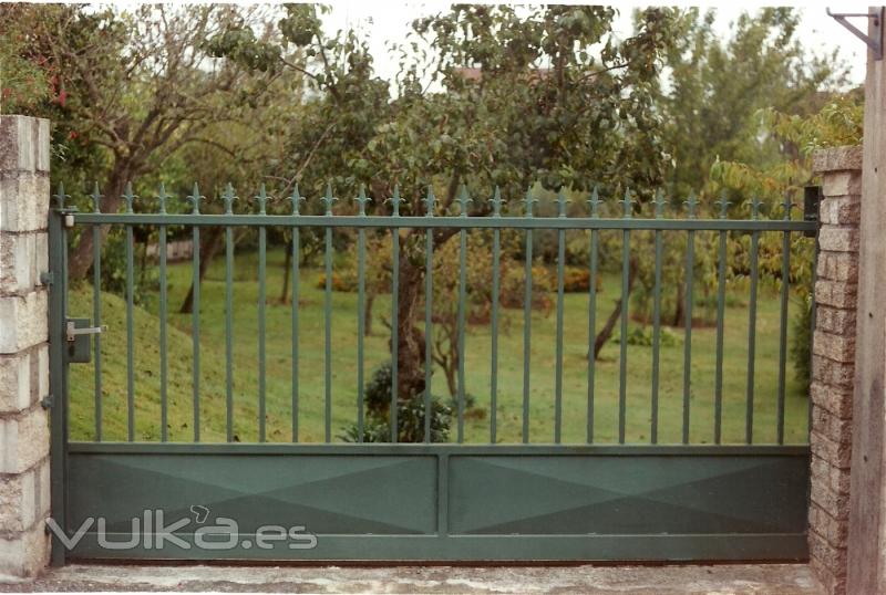 Vallas y puertas de jardn en forja