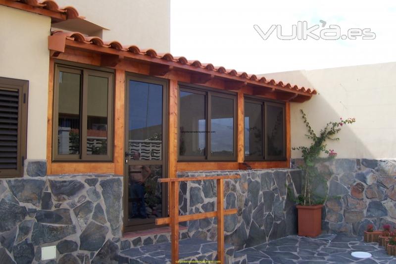 Cerramiento en madera de terraza con puertas y ventanas en aluminio