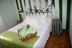 Cama matrimonial de ¡1,50! en la habitacion verde