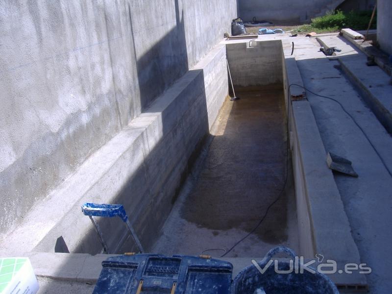 trabajo de engresital piscina hecha con hormigon de cuba   primer paso saneamiento 