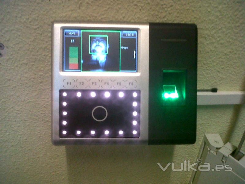 Sistemas de control de acceso biomtrico de ZKsoftware, huella facial iFace 202-302