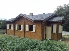 Casa de madera const en la torre (lugo)